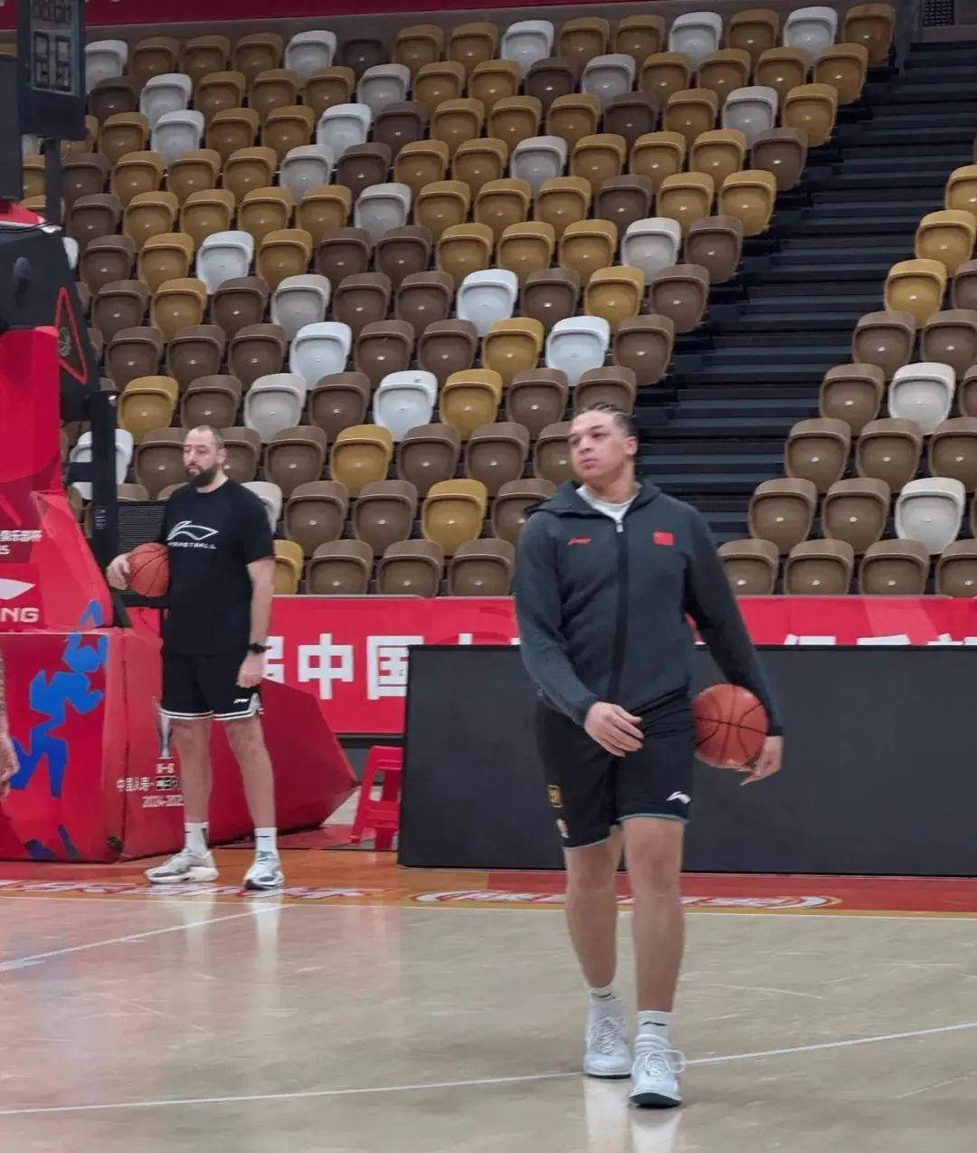 中国球员进入NBA首发队员齐庆贺