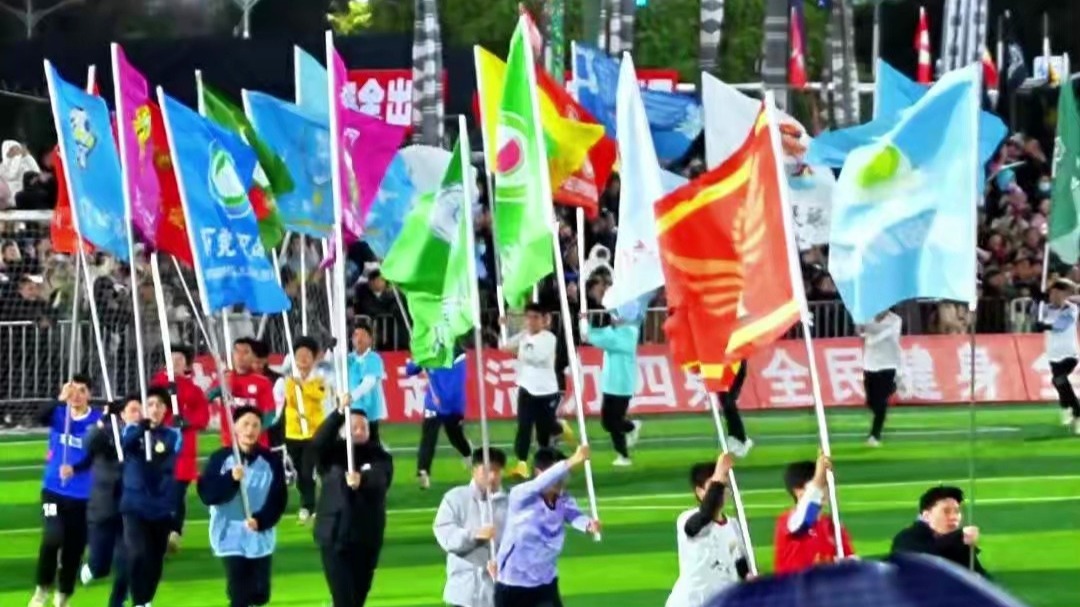 包含激烈比拼场面惊心无数球迷竭尽全力为球队助威的词条