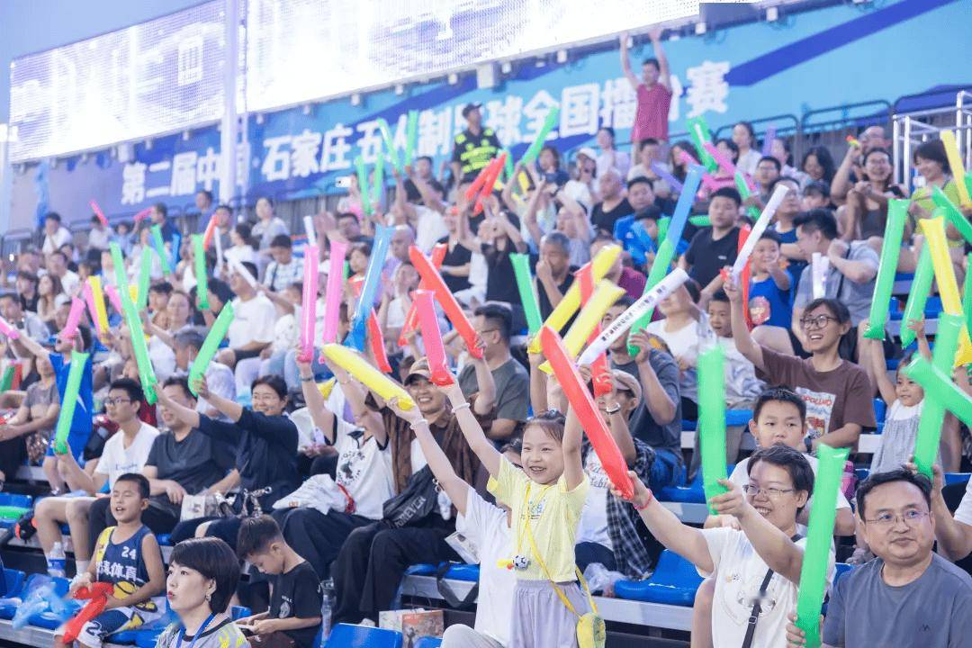 足球联赛赛场上精彩比拼，观众掌声不断的简单介绍
