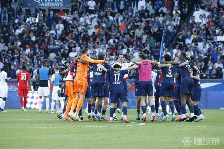 包含兰斯主场惜败圣埃蒂安，法国足球强队对决的词条