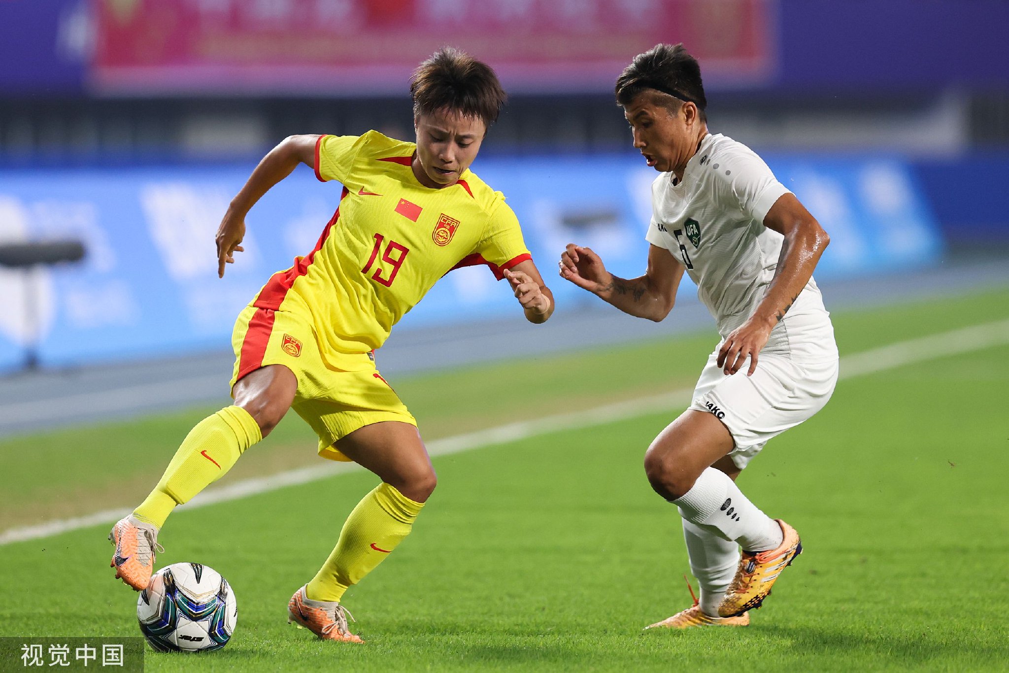 中国女足队员技术娴熟，轻松赢得比赛