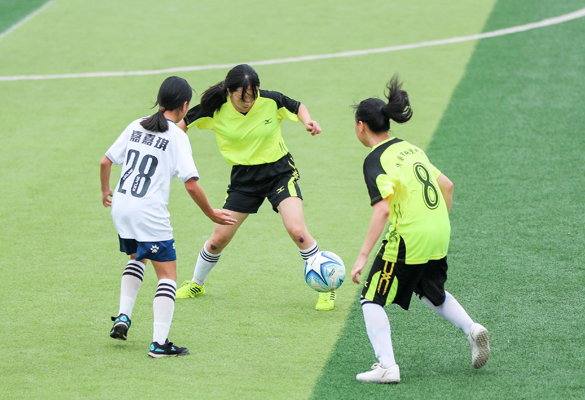 开云体育app-足球比赛中女运动员展现技巧