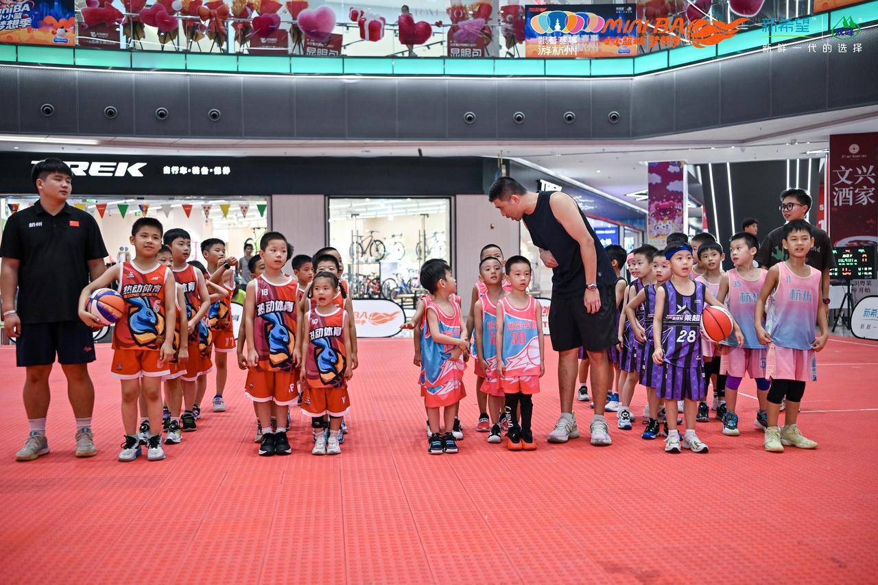 开云体育下载-篮球赛事引发球迷狂热，激情擂台争锋