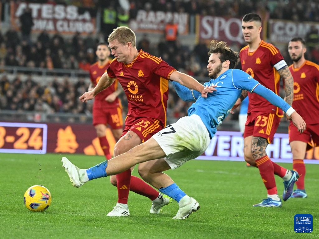 开云体育app-意甲比赛中深情庆祝的瞬间，鼓舞球队信心