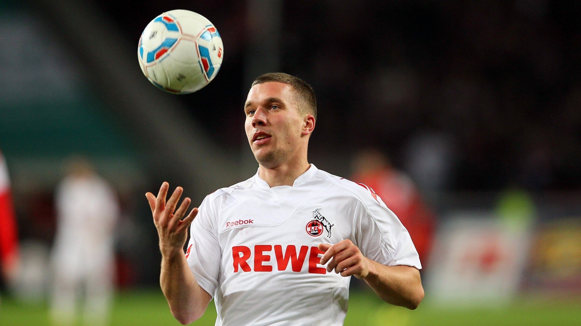 开云下载-铁索横江,当霍勒迪的阴影笼罩球场,进攻便是原罪